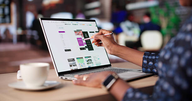 زنی که در حال طراحی رابط کاربری (UI) و تجربه کاربری (UX) برای یک وبسایت رستورانی است، با تمرکز بر بهینهسازی تجربه کاربری و رزرو آنلاین میز
