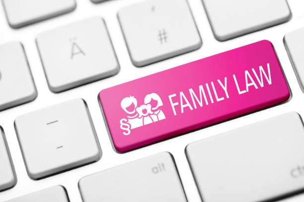 برندینگ دیجیتال برای دفاتر مشاوره حقوقی خانواده در قم: سئو دفاتر حقوقی و بازاریابی حقوقی آنلاین - کلید خانواده بر روی کیبورد