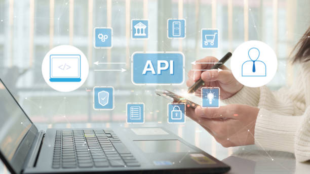 تصویری از یک خانم در حال استفاده از گوشی هوشمند با برنامه نرمافزاری که نشاندهنده نقش یکپارچهسازی وبسایت و CRM در بهینهسازی تجربه کاربری و سئو B2B صنعت چاپ و بستهبندی است.