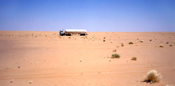 کامیون در حال رانندگی در صحرای عربی - پل تجاری به سوی عراق از کرمانشاه: استراتژی جامع سئو دوزبانه و طراحی پورتال B2B برای شرکتهای بازرگانی، تجارت با عراق