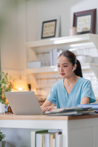 تیم پرستاری در حال برنامهریزی خدمات از طریق وبسایت