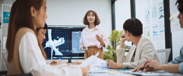 استراتژی جامع سئو ویدئویی و برندینگ دیجیتال برای استودیوهای موشن گرافیک اصفهان - تیم کاری در حال برنامهریزی برای روایتگری متحرک و بازاریابی ویدئویی