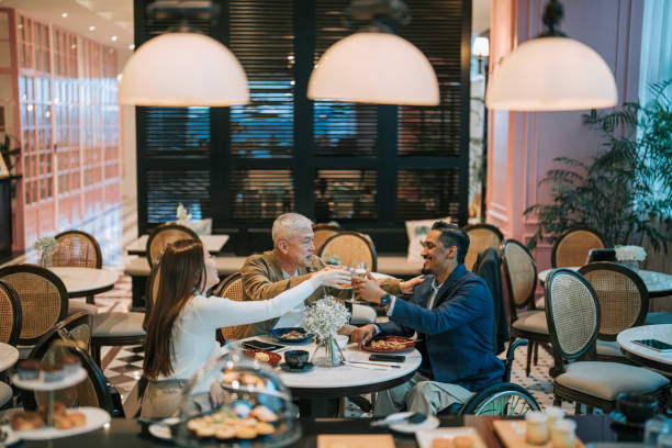 تاجر هندی در ویلچر در حال نوشیدن با شریک تجاری جدید خود - استراتژی تولید محتوا و دیجیتال مارکتینگ برای جذب مشتری در رستورانهای رشت، بازاریابی دیجیتال رستوران، جذب مشتری رستوران، افزایش فروش رستوران