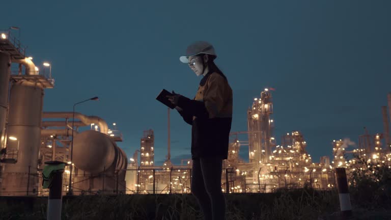 مهندسین در حال کار با پورتال تأمینکنندگان تجهیزات حفاری طراحی شده توسط پینو سایت