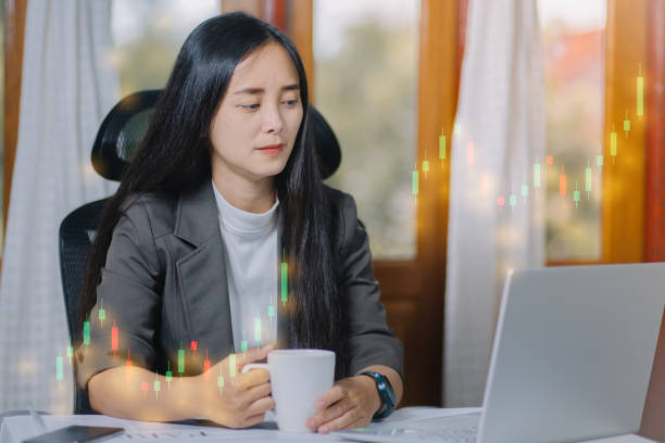 سرمایهگذاران آسیایی در حال معامله در بازار بورس - معماری اعتماد بورس، سئو فنی کارگزاری، پشتیبانی ۲۴ ساعته سایت بورس، برندینگ دیجیتال کارگزاری، افزایش اعتماد مشتری آنلاین