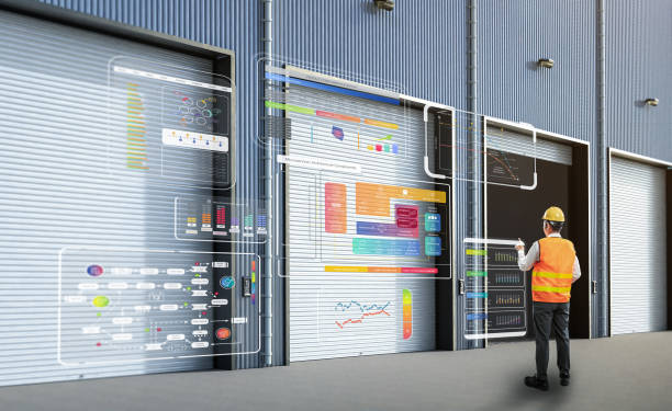 مهندس یا کارگر آسیایی در انبار با تبلت، نشاندهنده مدیریت دیجیتال انبار و اتوماسیون سفارشات