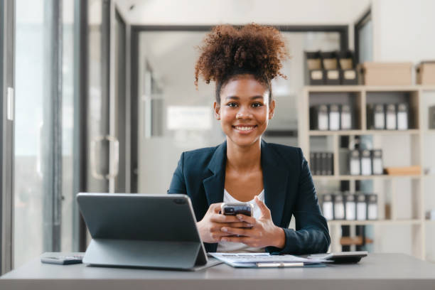 یک زن تاجر جوان و جذاب در حال تحقیق و معامله در بورس، نمادی از تحلیل دادهها و تصمیمگیری استراتژیک در طراحی سایت با هوش مصنوعی پیشبینانه برای ترخیص هوشمند کالا در بندرعباس ۱۴۰۵ و موفقیت سئو B2B برای کارگزاران گمرکی.