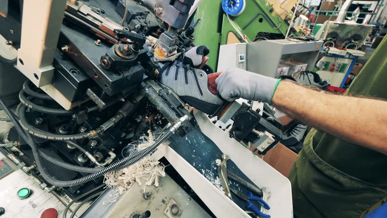 فرآیند تولید کفش در کارخانه تبریز برای فروش مستقیم به مشتری (D2C) از طریق طراحی سایت D2C و برندینگ دیجیتال