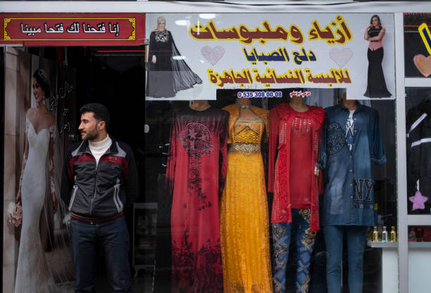 مردمانی در منطقه باسمنه، ازمیر، ترکیه با لباسهای محلی - راهنمای جامع سئو تصویری و طراحی سایت D2C برای فروش آنلاین و برندینگ لباسهای کردی، برندینگ لباس محلی، هنر دوخت سنتی