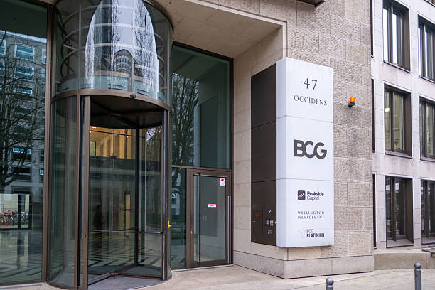 نمای ساختمان اداری مدرن با لوگوی BCG - تحول دفاتر معماری، UX در معماری، تاثیر UX بر معماری