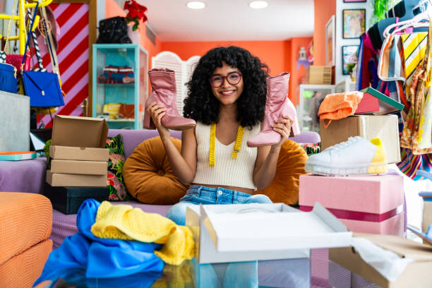 خانم جوان در حال مدیریت کسبوکار آنلاین خود از خانه، نمادی از فروش آنلاین قنادی و شیرینی یزد در کام ایران با طراحی فروشگاه اینترنتی