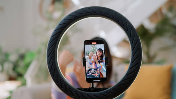 بلاگر زیبایی در حال آموزش آرایش در پلتفرم آنلاین، نمادی از بازاریابی محتوایی و جذب مشتری آرایشگاه از طریق محتوا