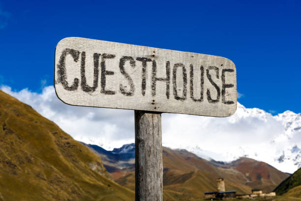 تابلوی راهنما در طبیعت به سمت اقامتگاه بومگردی، جذب طبیعتگردان و استراتژی سئو محلی