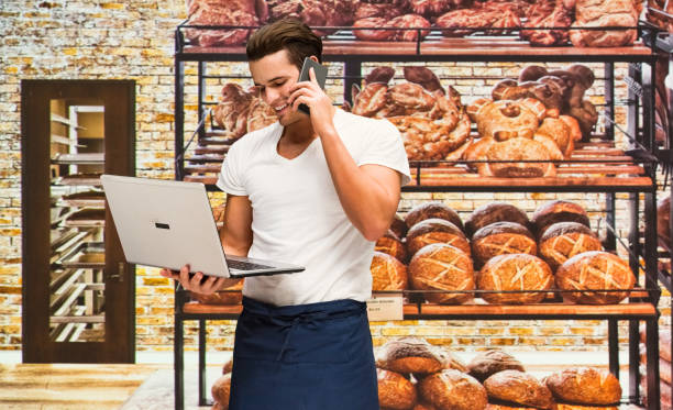 یک مرد جوان در حال بررسی تلفن همراه، نمادی از ورود قنادیهای سنتی یزد به عصر دیجیتال مارکتینگ و بهینهسازی تجربه کاربری