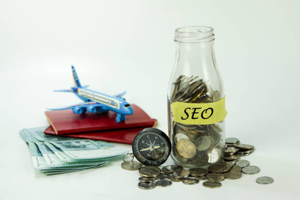 کوزه شیشهای با برچسب سئو، نمادی از بهینهسازی سئو آژانس گردشگری و ارزش نهفته در آن