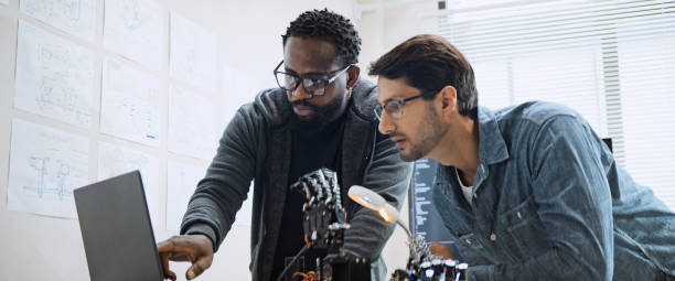 تصویری از توسعهدهندگان در حال ساخت نرم افزار مدیریت تولید اختصاصی برای صنعت نساجی و سئو B2B