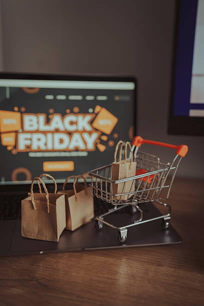 خرید آنلاین جمعه سیاه با سبد خرید کوچک و کیسههای هدیه، نمادی از تجارت الکترونیک و فروش آنلاین - استراتژی طراحی سایت D2C و برندینگ دیجیتال برای فروش مستقیم آنلاین چاقوی دستساز