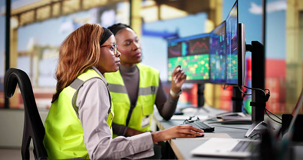 اپراتور زن در حال مدیریت عملیات لجستیک در یک ترمینال حمل و نقل دریایی - شفافیت در شاهراه تجارت جهانی: استراتژی برندینگ دیجیتال و ساخت پورتال رهگیری کانتینر مبتنی بر بلاکچین برای شرکتهای لجستیک دریایی بندرعباس