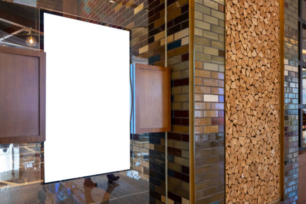 برندینگ دیجیتال برای هتلهای سنتی یزد: خلق تجربه کاربری فراشخصی با هوش مصنوعی جهت افزایش رزرو مستقیم در ۱۴۰۵ - تابلوهای خالی در یک مرکز خرید، نمادی از پتانسیلهای خالی برای برندینگ دیجیتال