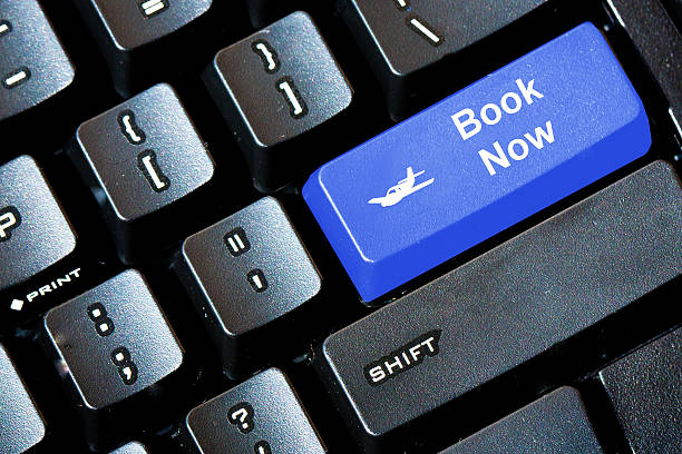دکمه آبی رزرو کن روی صفحه کلید کامپیوتر: میزبانی هوشمند در سواحل بوشهر، بهینهسازی تجربه کاربری (UX) با هوش مصنوعی برای افزایش رزرو مستقیم در سایتهای کرایه ویلا