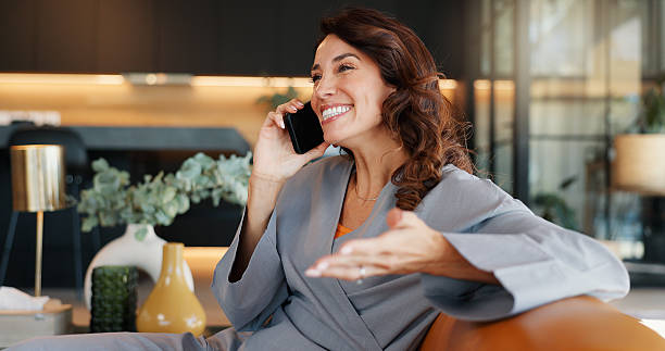 خانمی خوشحال در حال رزرو تلفنی در یک اسپا، نمادی از تجربه کاربری مثبت در رزرو آنلاین آرایشگاه و سئو محلی
