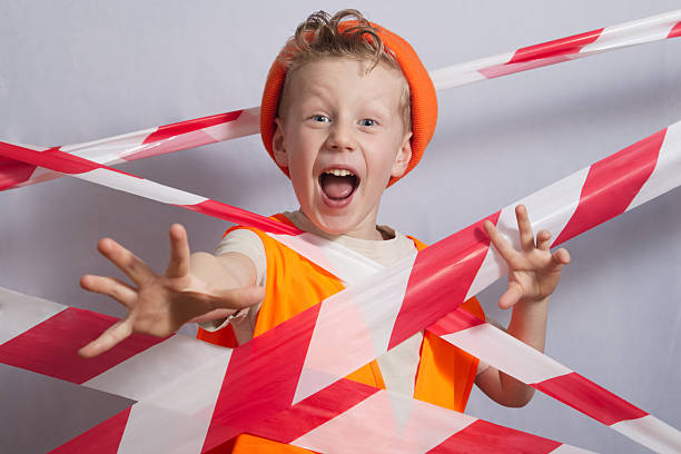 کودک در حال ساخت و ساز، نماد رشد و پیشرفت برند پوشاک بچهگانه با CRM هوشمند