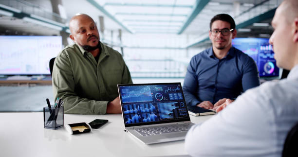 تحلیلگران کسبوکار در حال پیشبینی روندها با لپتاپ در یک جلسه برای استراتژی دیجیتال مارکتینگ