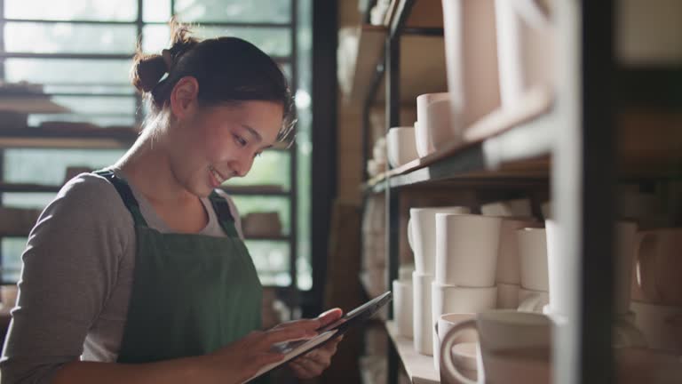 صاحب کسب و کار در حال بررسی موجودی محصولات خاتمکاری برای صادرات جهانی