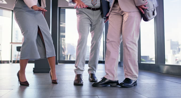 کارمندان یک کسبوکار دیجیتال مارکتینگ کفش در حال جشن گرفتن موفقیت فروش برای افزایش فروش کفش در پینو سایت