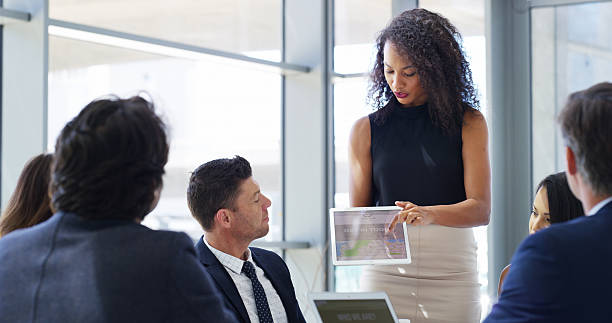 تصویری از افراد در حال جلسه و همکاری برای ارائه طرح تجاری در دفتر، با تاکید بر استراتژیهای نوین سئو و طراحی سایت برای آژانسهای تبلیغاتی رشت