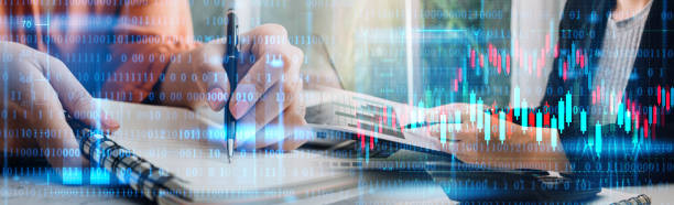 تیم کسب و کار در حال بحث و تحلیل نمودار بازار مالی برای مدیریت هوشمند معاملات