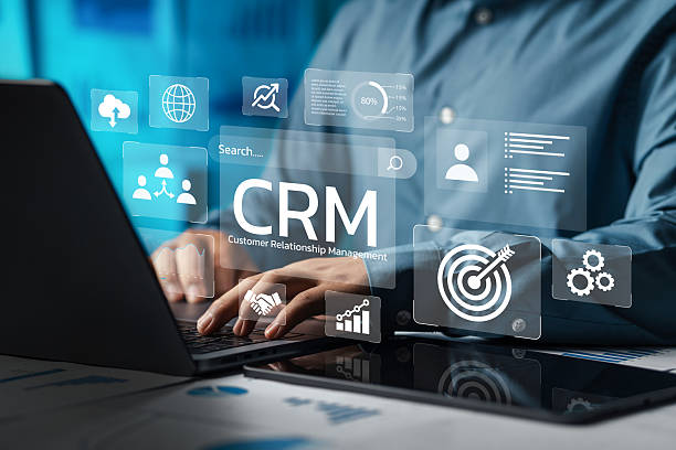 تحلیل دادههای مشتریان با سیستم CRM هوشمند برای کلینیک زیبایی