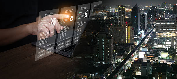 تاجری که از رابط دیجیتال آیندهنگرانه برای استراتژی مدیریت املاک و مستغلات استفاده میکند، نمادی از نقش هوش مصنوعی در برندینگ دیجیتال معماران و مدیریت پروژه