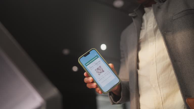 یک تاجر در حال استفاده از اپلیکیشن هوشمند برای بررسی وضعیت مهاجرت یا سفر، نمادی از تجربه کاربری مدرن در سایتهای مشاوره مهاجرت