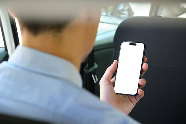 مرد تاجر در حال استفاده از گوشی هوشمند در ماشین - جذب توریست درمانی، سئو دوزبانه، طراحی وبسایت