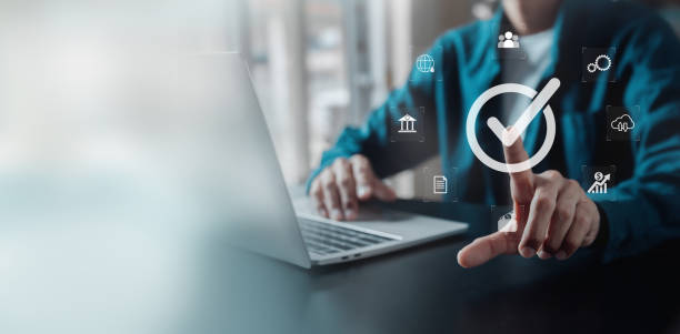 مدیریت ریسک هوشمند در قطب صنعتی اراک: نقش ساخت پورتال مشتریان و سئو B2B در جذب شرکتهای بزرگ توسط خدمات بیمهای - تاجر در حال کار با کامپیوتر و نمایش نشان استاندارد تضمین کیفیت