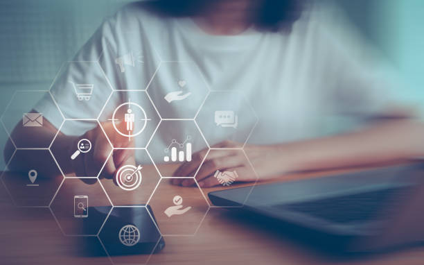 بانوی تاجر در حال لمس صفحه نمایش برای هدف قرار دادن مشتری - شخصیسازی خدمات مالی آنلاین با هوش مصنوعی