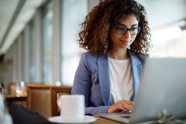 تاجر مشغول کار با لپتاپ در کافه هتل - یادگیری زبان در شهر شعر: استراتژی ساخت پلتفرم آموزشی (LMS) با تمرکز بر بهینهسازی تجربه کاربری برای آموزشگاههای زبان شیراز. - قیمت طراحی وبسایت، ساخت LMS