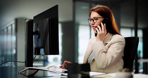 مشاور املاک مشغول تماسهای ارتباطی. مدیریت فروش مبلمان و ارتباط با مشتریان با CRM.