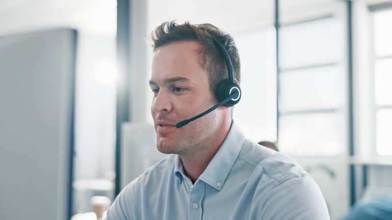 یک تاجر در حال مشاوره CRM و خدمات مرکز تماس، که نشاندهنده اهمیت مدیریت ارتباط با مشتری در صنعت چاپ و بستهبندی و بهبود تجربه کاربری است.