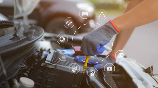 اولین انتخاب رانندگان در کرج ۱۴۰۵: استراتژی جامع سئو فوق محلی و طراحی سایت PWA برای تعمیرگاههای خودرو - مفهوم بازرسی و نگهداری خودرو، مردی در حال بررسی روغن موتور