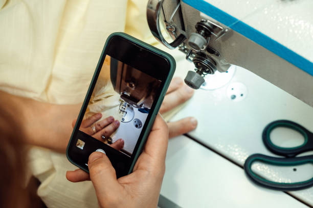 زن خیاط در حال دوخت لباس و ضبط آموزش برای پلتفرم آموزشی واقعیت افزوده خیاطی در کاشان