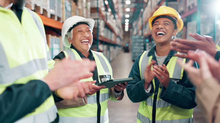 تیم لجستیک در انبار، در حال جشن گرفتن دستاوردهای فروش و توزیع - افزایش فروش عمده تولیدیهای پوشاک با دیجیتال مارکتینگ