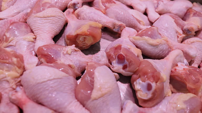 ران مرغ خام در سینی سوپرمارکت - تضمین تجارت ۲۴ ساعته در بندر بوشهر، نقش حیاتی پشتیبانی سایت و امنیت سایبری در برندینگ دیجیتال شرکتهای لجستیک دریایی