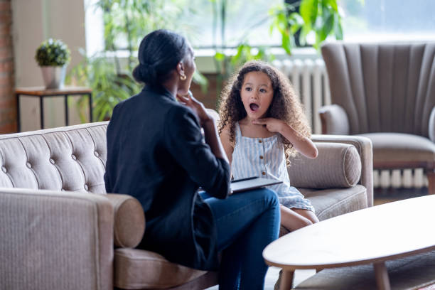 طراحی تجربه کاربری روانشناسی شیراز: کودک در حال دریافت گفتار درمانی، نمادی از خدمات تخصصی و اهمیت UX در دسترسی به خدمات سلامت روان برای کودکان در سال 2025