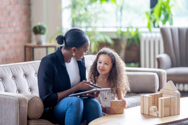 معماری آرامش دیجیتال در شیراز - کودک در حال بازی در جلسه درمانی - طراحی UX کلینیک روانشناسی و اعتمادسازی آنلاین روانشناسی