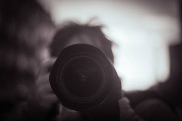 پرتره سینمایی از یک عکاس در حال عمل، نمادی از روایت بصری داستانها و بهینهسازی تجربه کاربری در وبسایت آتلیههای عکاسی سنندج