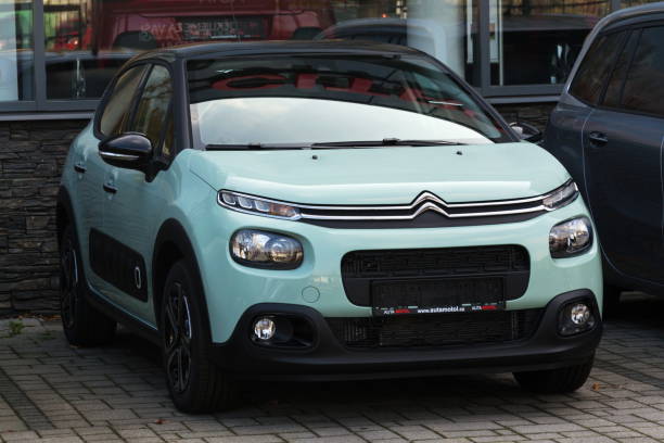 خودرو سیتروئن C3 در مقابل نمایندگی ماشین. (تصویر عمومی برای نمایش برندینگ و نمایش بیرونی یک کسب و کار) آموزش سئو و UX برای استقلال دیجیتال تولیدکنندگان پوشاک در مهاباد.