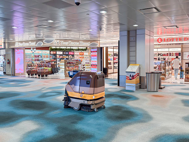 ربات نظافتچی در یک محیط شلوغ تجاری - نقشه راه برندینگ دیجیتال و ساخت نرم افزار رزرواسیون برای قالیشوییهای مدرن، برندینگ دیجیتال قالیشویی، سئو برای قالیشویی