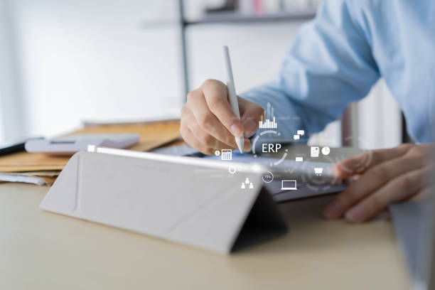 رقابت با غولهای فست فشن در البرز: نقش ساخت نرم افزار یکپارچه حسابداری و انبارداری در موفقیت دیجیتال مارکتینگ تولیدیهای پوشاک فردیس – کارمند در حال استفاده از نرم افزار حسابداری و انبارداری در تبلت